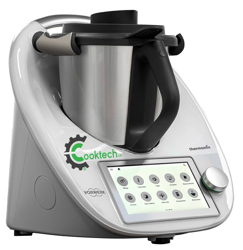 Küchenmaschine welche weiss mit einem Edelstahl Topf ist. Sie ist gekoppelt mit dem Handy und der App Cookidoo. Die Küchenmaschine kocht, mixt, backt, zerhackt und hat noch viele weitere Funktionen.